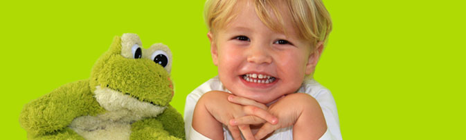 Blondes Mädchen mit Frosch (Foto: Aamon - Fotolia)